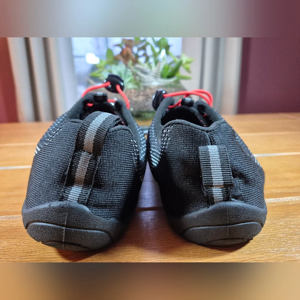Athletic Works Mens‎ Knit Aqua Shoes - Size 7/8